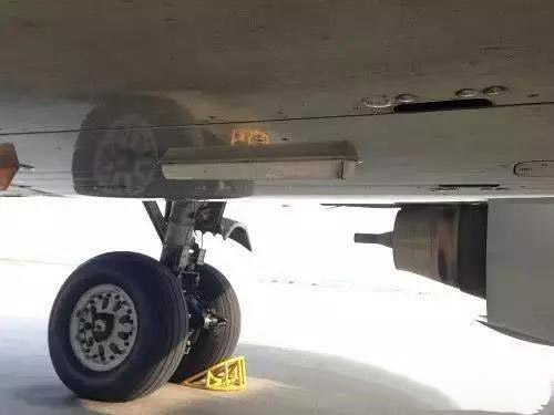 指點信標(biāo)天線在飛機機體底部。