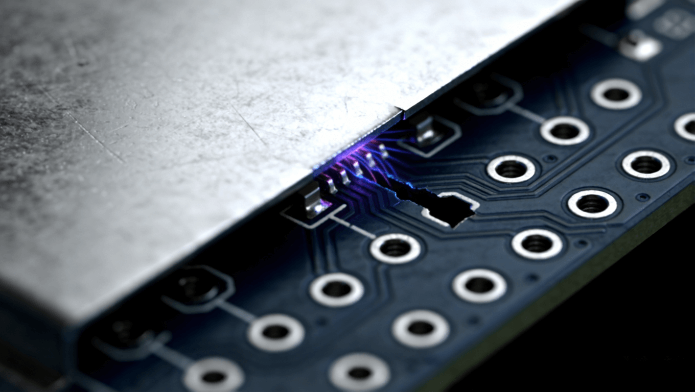 高頻PCB接地過(guò)孔陣列與屏蔽罩接合處，表現(xiàn)接地連續(xù)性與屏蔽泄漏