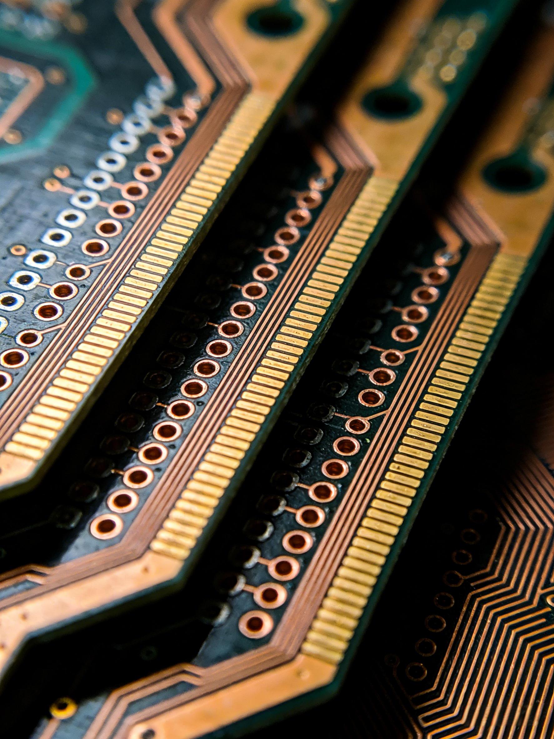 CPO光模塊PCB高頻信號(hào)完整性設(shè)計(jì)微距視圖，展示差分對(duì)走線、盲埋孔與多層堆疊結(jié)構(gòu)